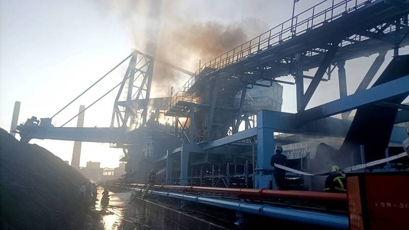 台電公司台中火力發電廠29日上午發生火警，消防人員到場後發現為固定式堆取煤機冒煙，迅速撲滅火勢，幸無人員傷亡。（台中港務消防隊提供） (圖：中央社)