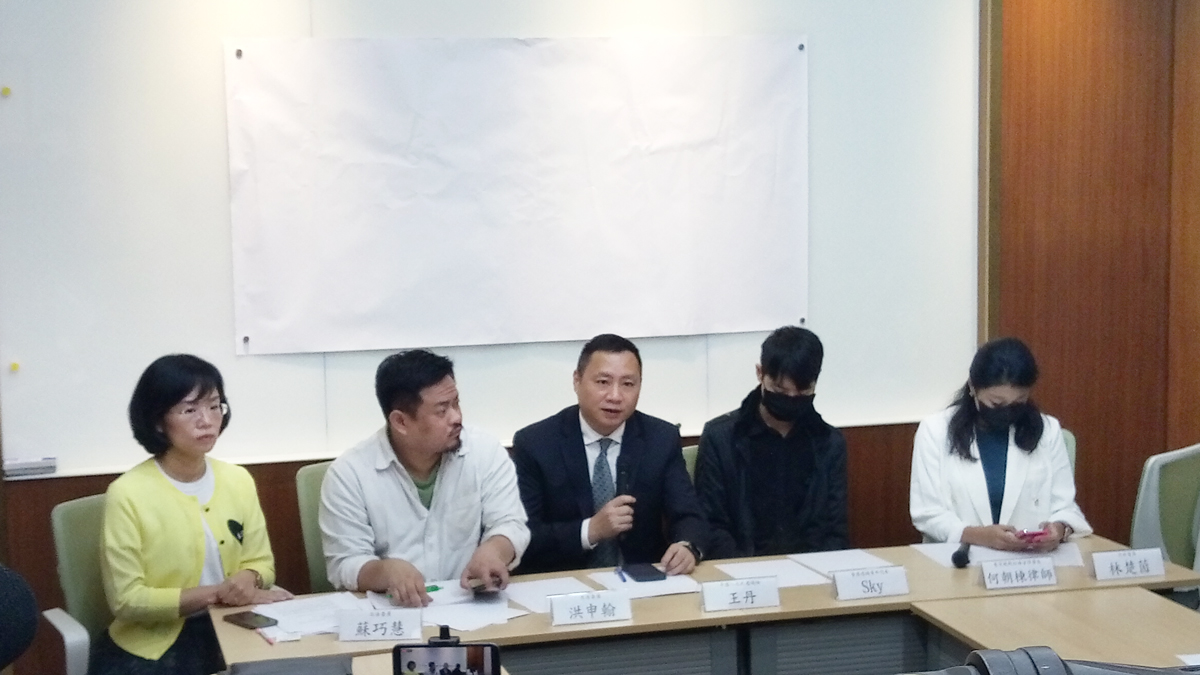 中國民運人士王丹(中)表示，這場抗爭象徵中國新時代的開始。(陳國維 攝)
