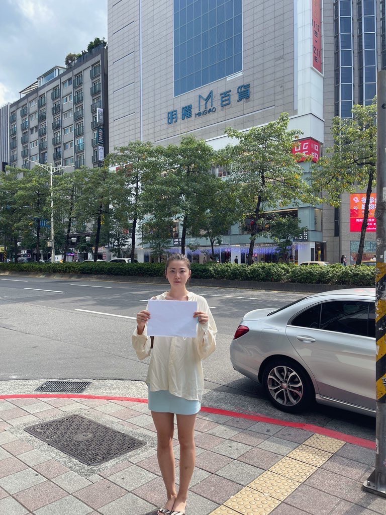 中國維權律師高智晟的女兒耿格今天(29日)在台北街頭，也加入白紙革命行列，聲援中國境內反封控的抗議行動。(圖：耿格提供)