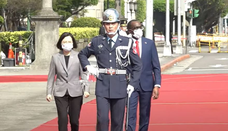 蔡英文總統今天(29日)上午以軍禮歡迎來訪的聖露西亞總理皮耶(Philip J. Pierre)(圖截自總統府youtube)
