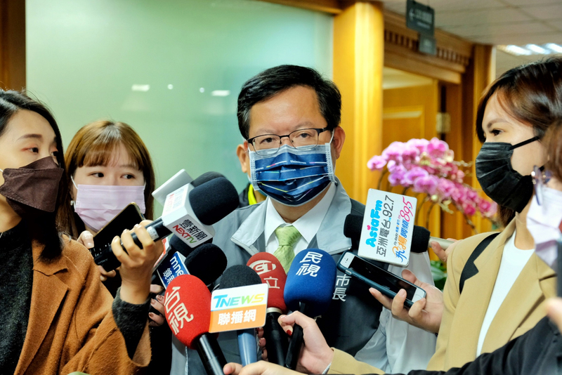 桃園市長鄭文燦（中）30日表示，每一場選舉都是對各政黨的考驗，選舉得失成敗須要開誠布公、坦然面對、徹底檢討，這個政黨才能夠有再起的機會，一個政黨的生命在於人民的支持，這是永遠不變的道理。 (圖：中央社)