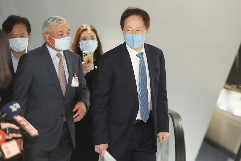 台積電董事長劉德音(右)30日表示，台灣沒有人才外流問題，外派工程師是台積電海外布局。(圖:中央社)
