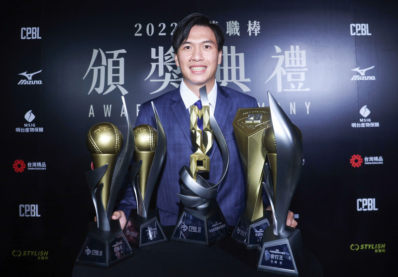 2022中華職棒頒獎典禮30日在台北舉行，樂天桃猿隊野手林立開心抱回打擊王、安打王、打點王、最佳9人，更拿下年度最有價值球員獎，會後開心與獎盃合影。(圖：中央社)