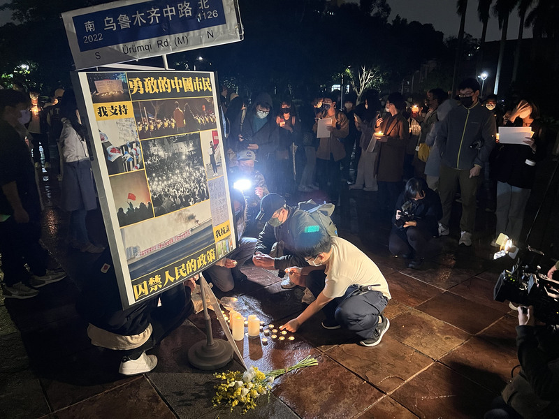 中國反封控、爭取自由的「白紙運動」遍地開花，台灣大學大批學生30日晚間也在校園自主發起燭光悼念活動，聲援中國抗爭者，並為烏魯木齊火災罹難者哀悼。(圖：中央社)