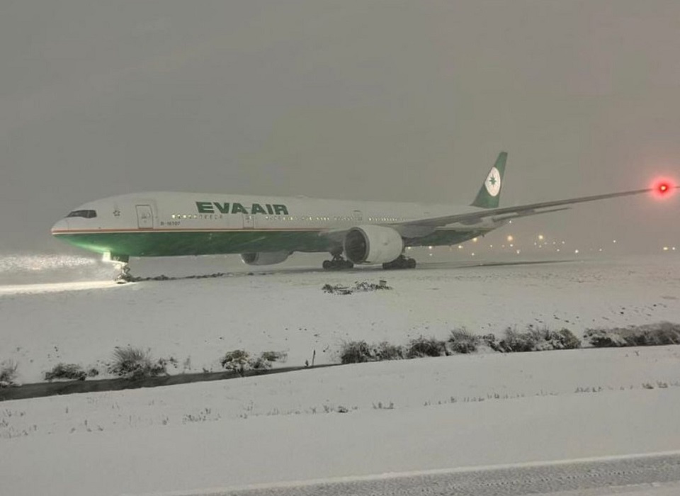 長榮航空一架班機於當地時間29日在溫哥華機場降落後，航機鼻輪偏離滑行道面。(圖取自推特)