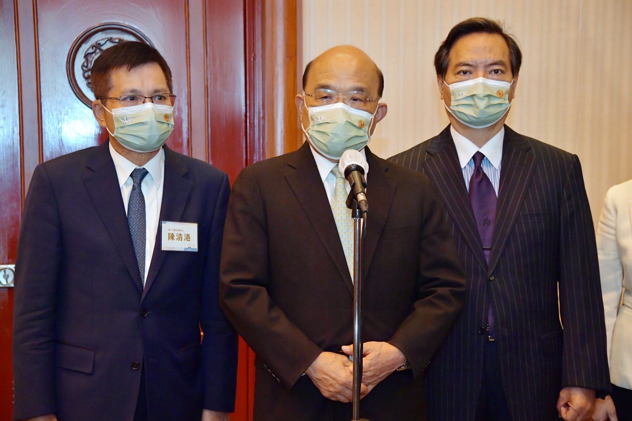 對於國民黨團呼籲在農曆年前恢復小三通，行政院長蘇貞昌(中)30日下午回應表示，中國疫情仍風波不斷，政府會密切注意。(行政院提供)