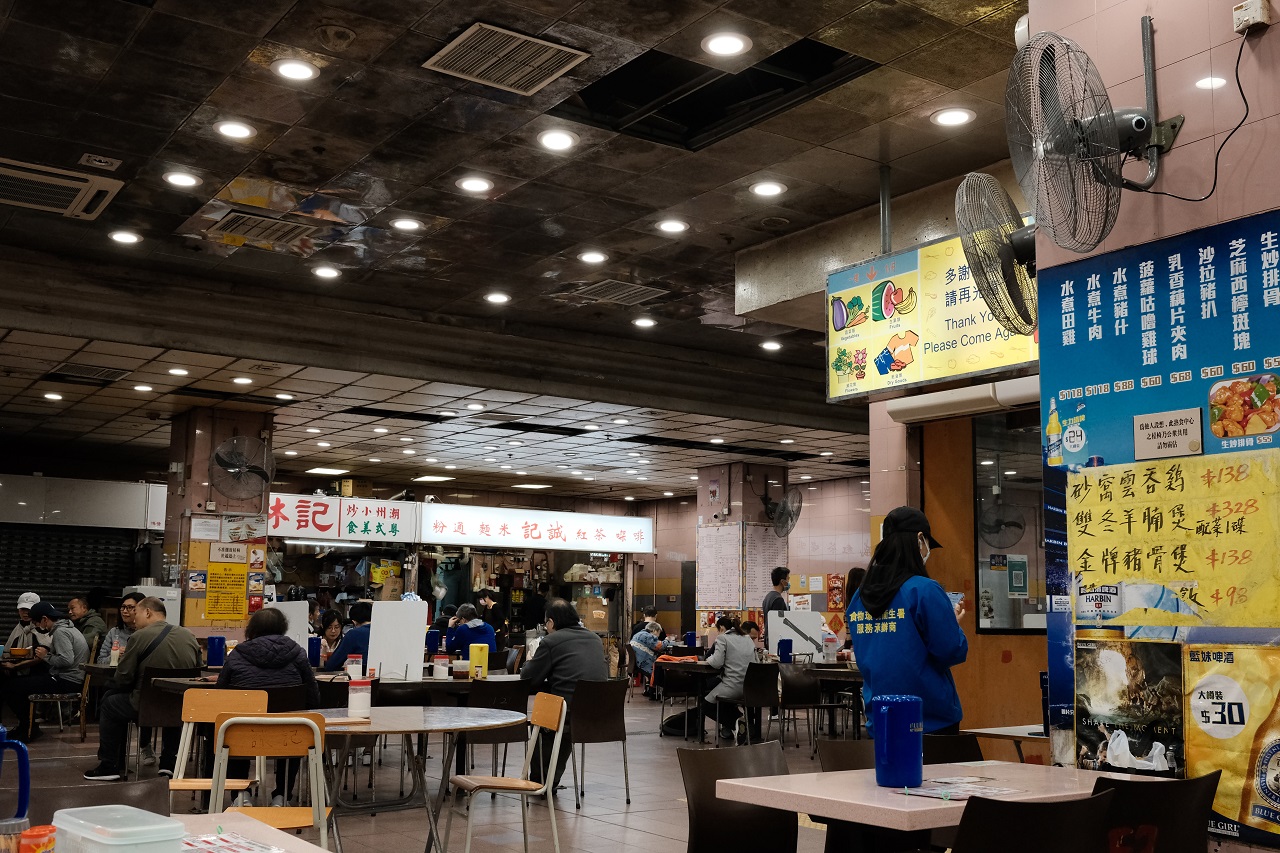 作者在餐廳工作時的日常，除了看到人們工作之外，亦會看到大家如何在人際網絡內拉攏同伴、爭權奪利或維護自己部門的利益。(圖：unsplash)