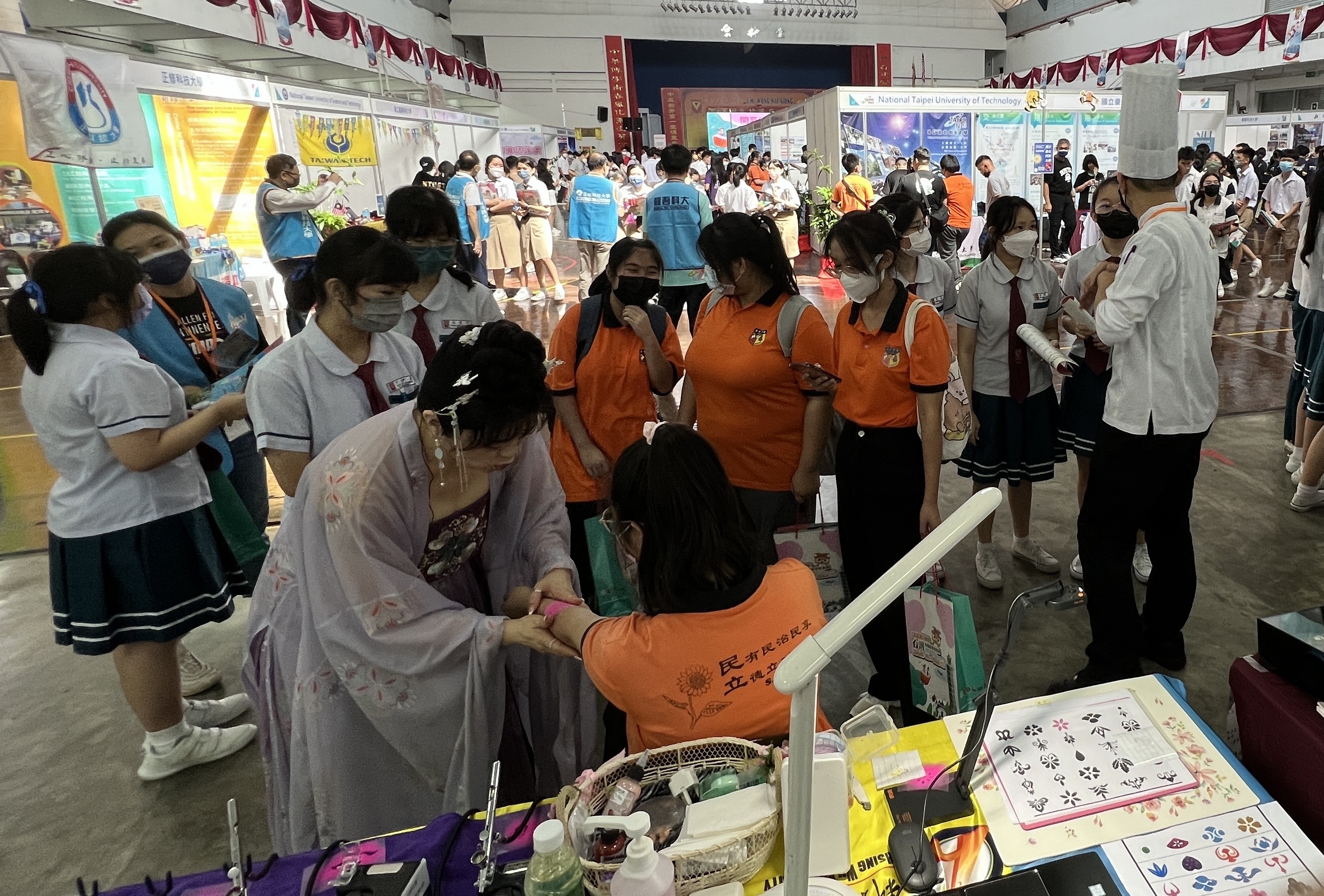 台灣東馬技職高等教育展在詩巫獲得熱烈迴響，並將在沙巴展出到12月2日下午5時。(醒吾科技大學提供)