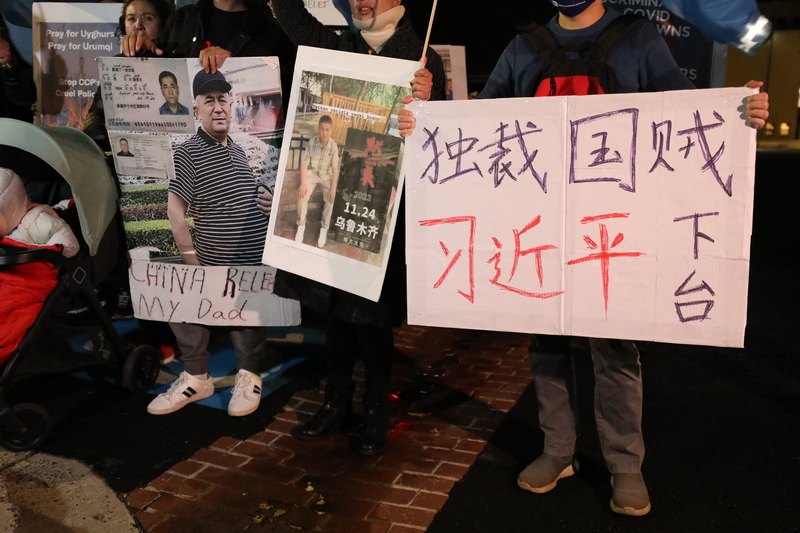 去年11月底在中國各大城市爆發的「白紙運動」席捲全球，意外團結海外中國人、維吾爾族人和台灣人，彼此訴求雖有差異，但目標都是希望「習近平下台」。 (圖：中央社)