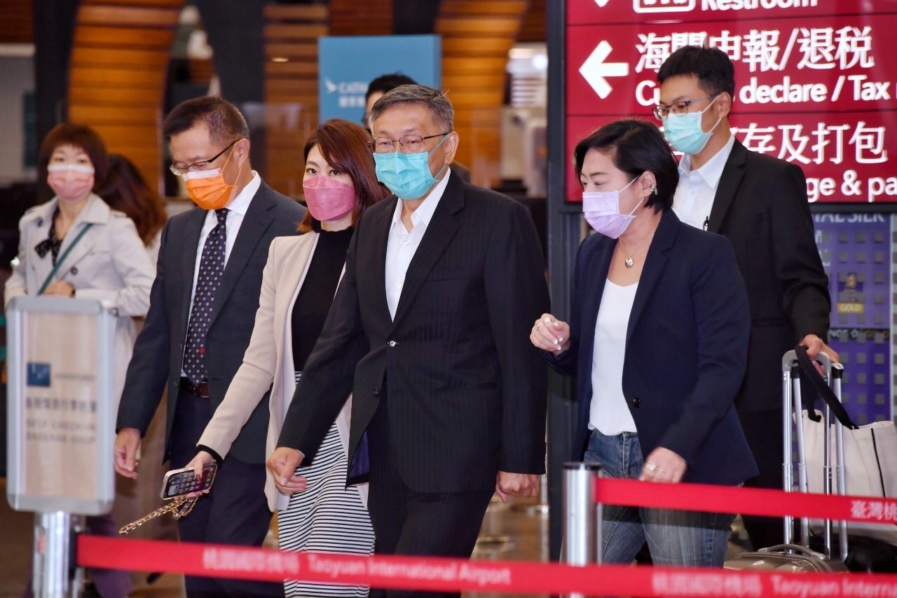 台北市長柯文哲(中)1日前往日本沖繩行銷悠遊卡，行前受訪時表示台北市府將分兩階段進行交接。(北市府提供)