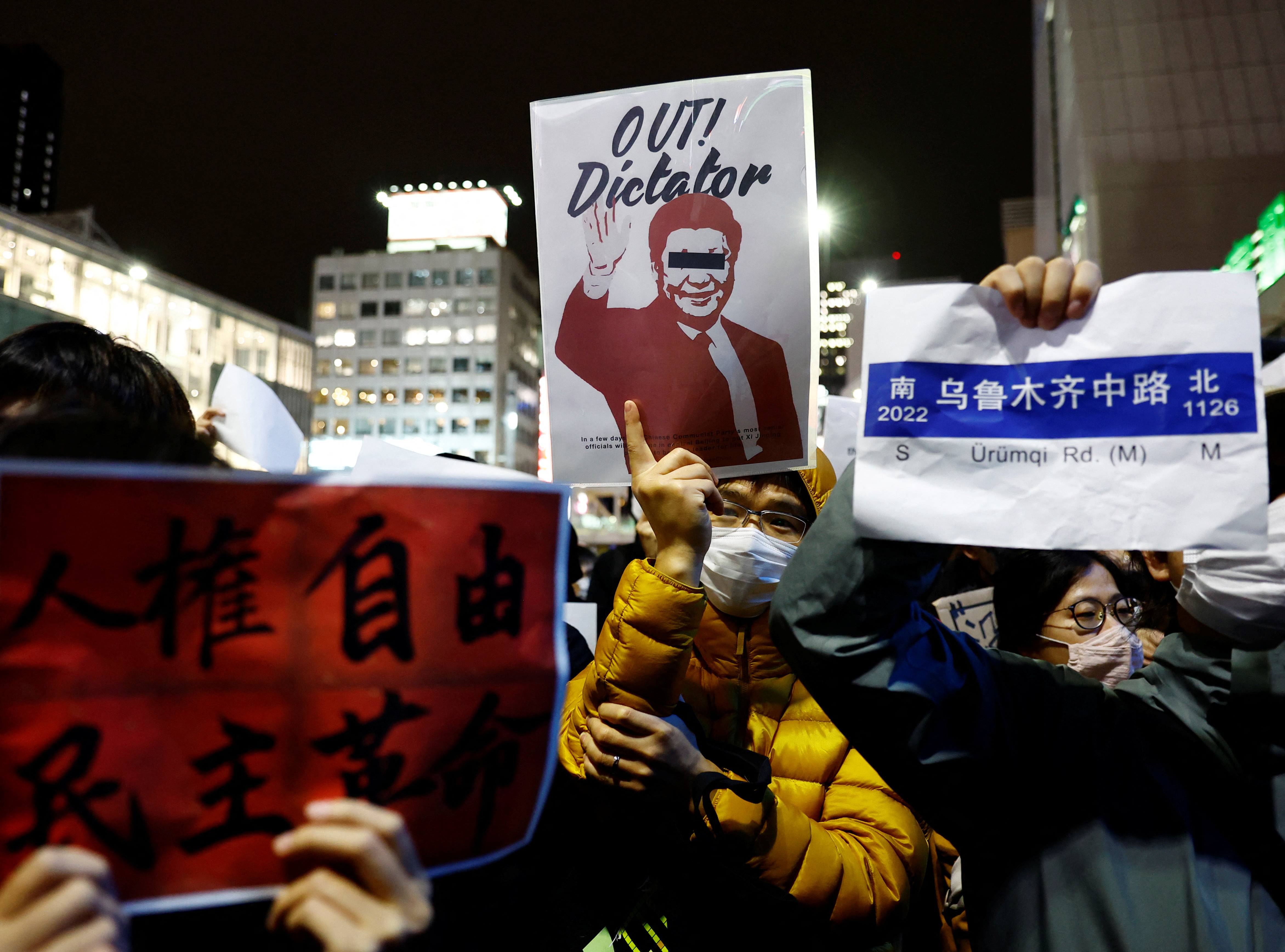 海外中國人去年聚集日本東京街頭，聲援白紙運動。(路透社/達志影像)