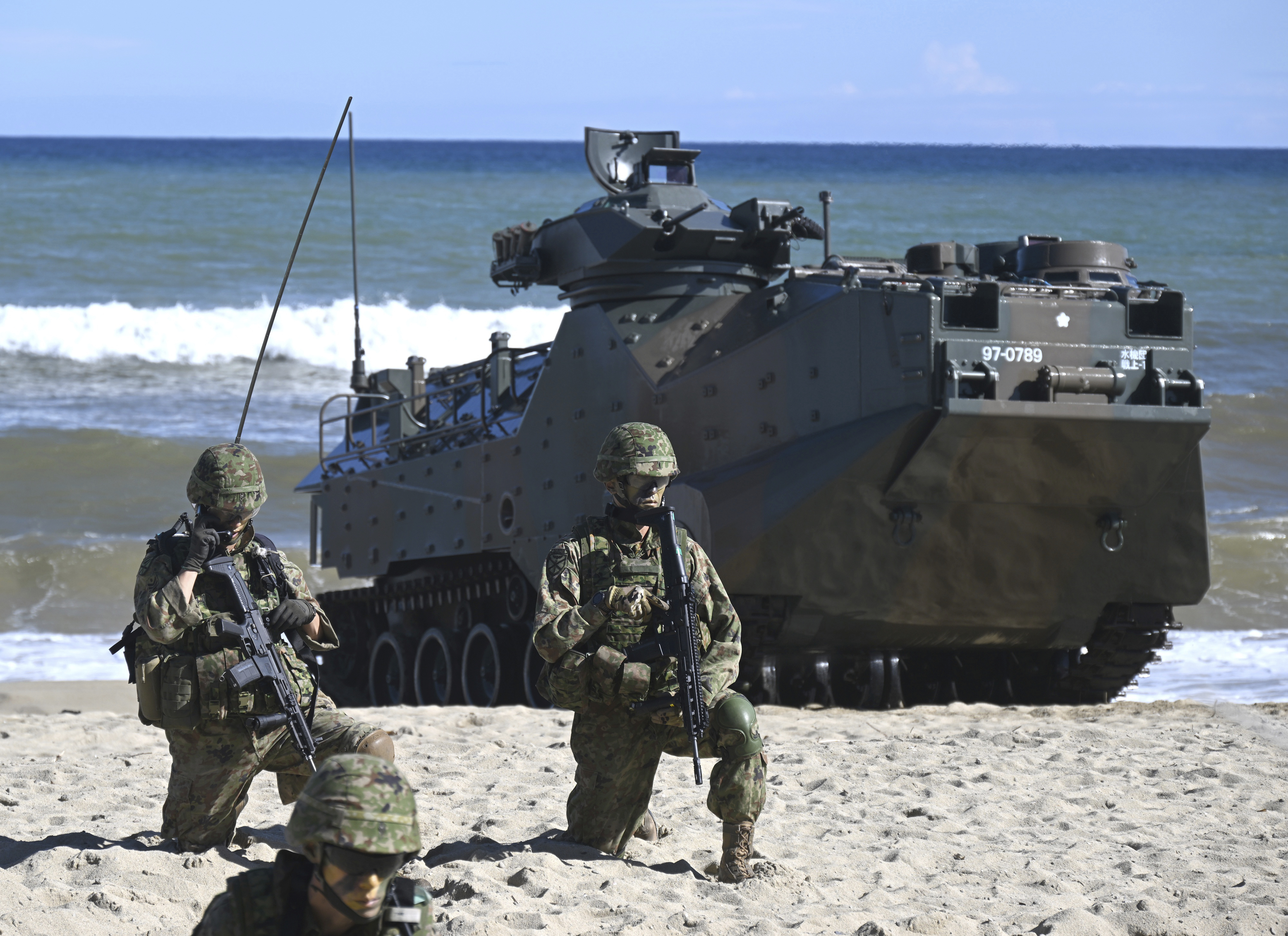 因應中國威脅增強、俄羅斯問題未解，今(2023)年主要國家的軍費規模及GDP佔比大多提高或維持在一定的高點。圖為日本自衛隊兩棲快速部署旅。(資料照片/美聯社/達志影像)