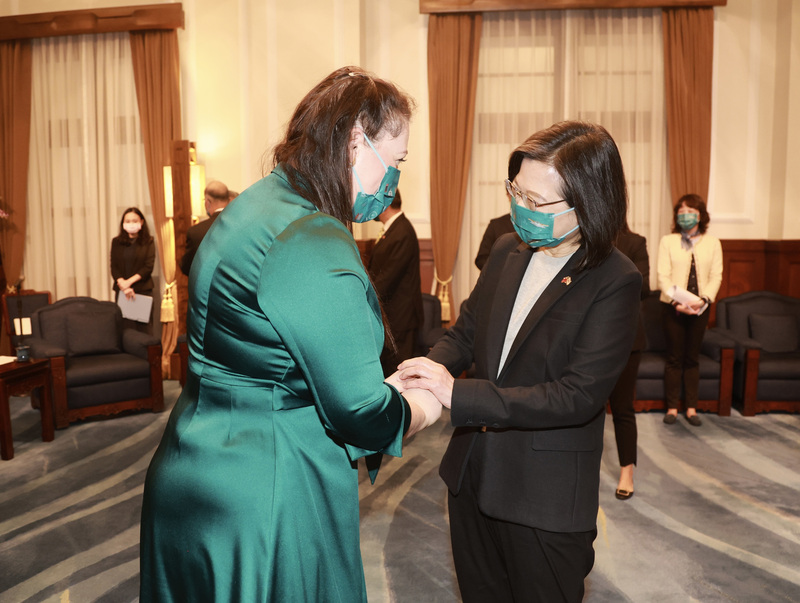 總統蔡英文（前右）2日在總統府接見英國國會下議院外交委員會訪問團，與委員會主席柯恩斯（AliciaKearns）（前左）握手致意。 (圖：中央社)