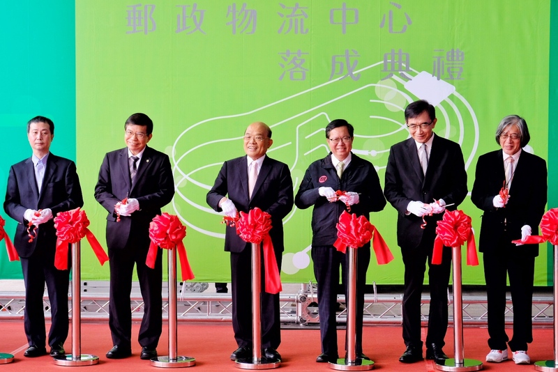 行政院長蘇貞昌（左3）與交通部長王國材（左2）、桃園市長鄭文燦（右3）等人2日出席郵政物流園區郵政物流中心落成典禮，蘇貞昌期勉中華郵政公司在過去奠定的良好基礎上，持續發揮及善用優勢，並加強與民間企業與各界夥伴學習、合作。 (圖：中央社)