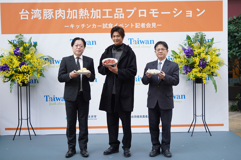 農委會2日在日本東京舉行「台灣豬肉餐車活動起跑記者會」，特別邀請熱愛台灣的人氣男星速水茂虎道（中）擔任活動代言人。(圖：中央社)