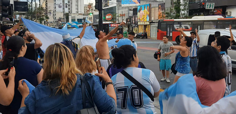 阿根廷球迷於卡達世界盃第三場小組賽完勝波蘭後，開心地聚集於街頭一起慶祝，除了搖旗吶喊，更一起唱著屬於世界盃的阿根廷球迷加油歌曲。(圖：中央社)