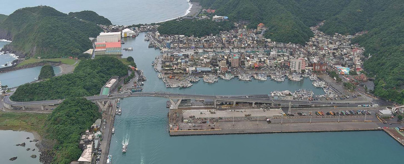 基隆港務分公司2日表示，南方澳跨港大橋重建工程從2020年7月開工，預計月底前通車，將成為蘇澳新地標。(圖:中央社)