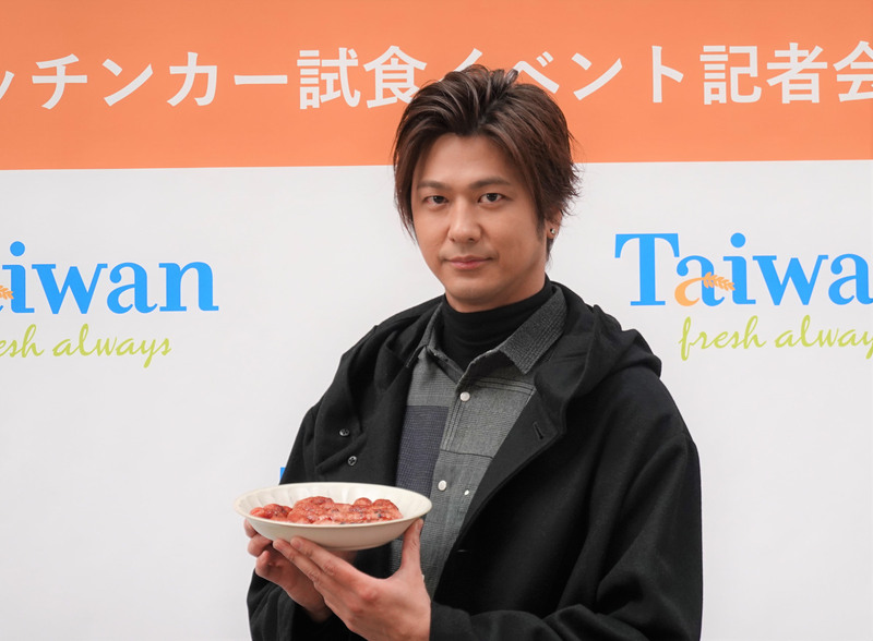 日本藝人、拍攝「速水茂虎道的移動廚房」美食節目的速水茂虎道2日擔任農委會主辦的台灣豬肉餐車活動代言人，大讚香腸好吃。 (圖：中央社)