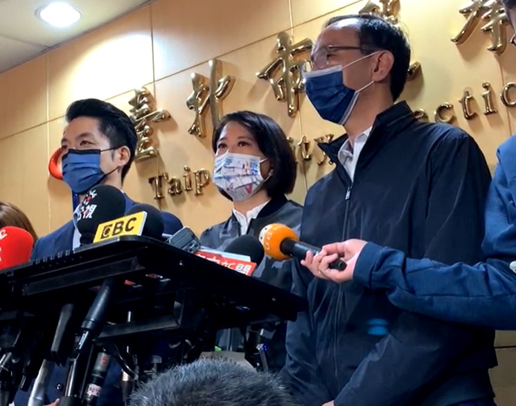 國民黨推出甫連任議員的王鴻薇(中)投入北市立委補選，但隨即也面臨各界「落跑」質疑。(圖擷自王鴻薇臉書)