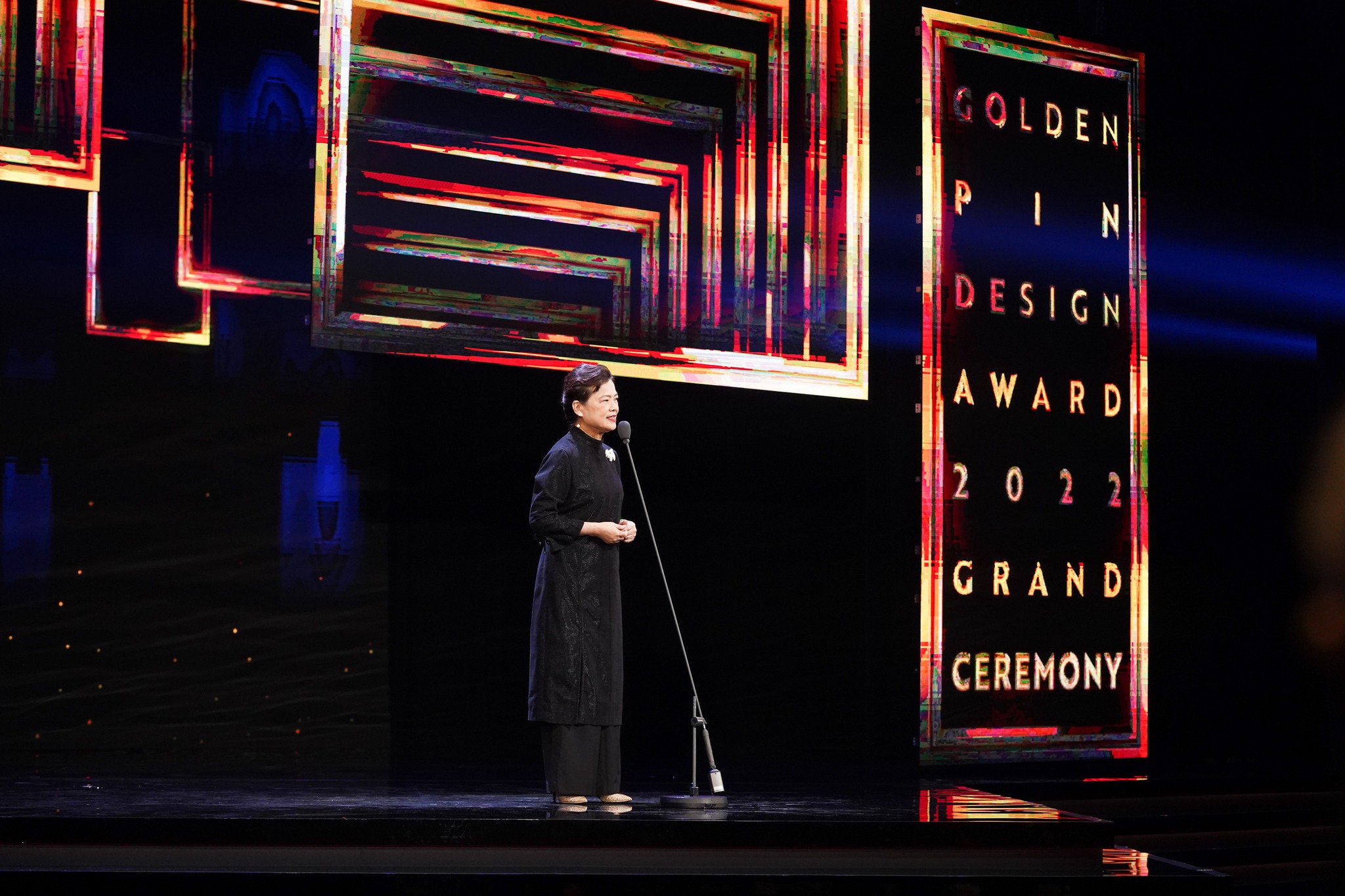 2022金點設計獎頒獎典禮，最佳設計成就獎由經濟部長王美花擔任頒獎人。(圖:金點設計獎 臉書)