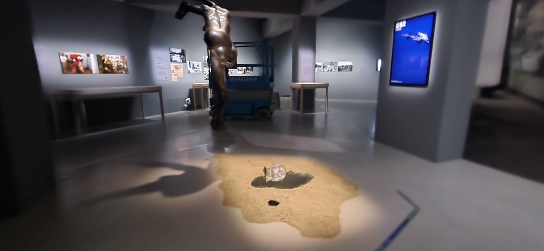 「狂八Ｏ：跨領域靈光出現的時代」展 ，以新視角再現充滿張力文化現場。(江昭倫 攝)