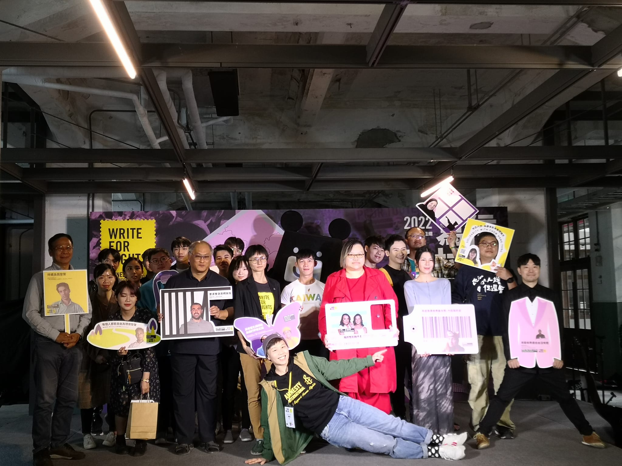 2022寫信馬拉松巡迴特展首站登場，現場展出寫信行動支持下的人權個案故事，5月甫自中國獲釋的人權工作者李明哲也現身分享寫信的力量。(劉玉秋 攝)
