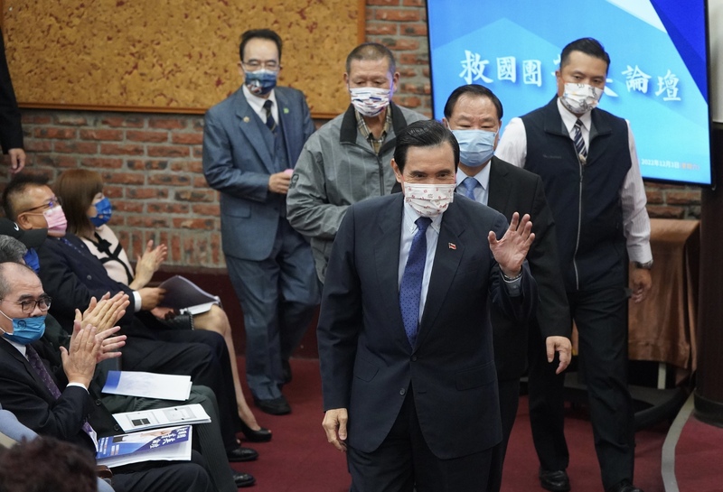 前總統馬英九（前右）3日上午前往台北劍潭青年活動中心出席「2022年救國團菁英論壇」，向與會者揮手致意。 (圖：中央社)
