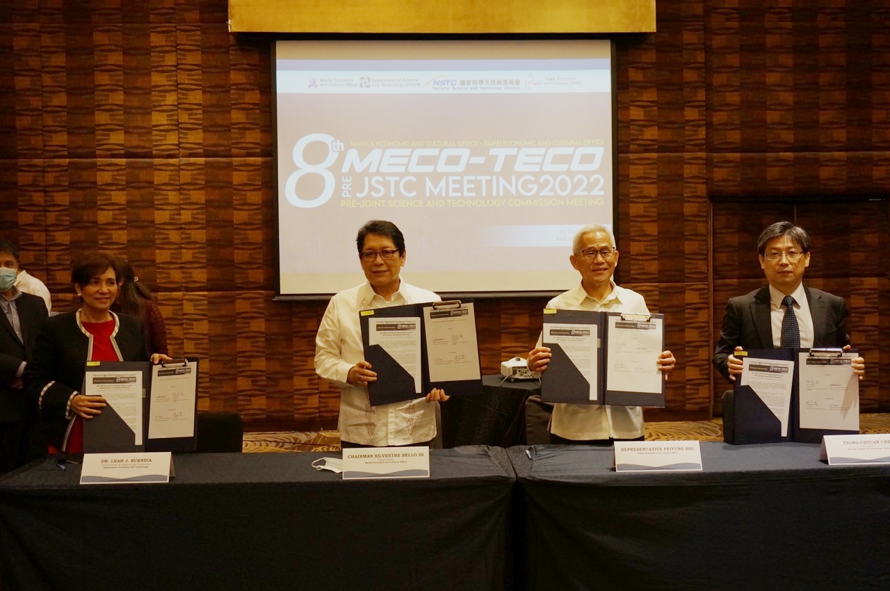 我國駐菲律賓代表徐佩勇與菲國馬尼拉經濟文化辦事處主席暨駐臺代表貝世偉（Silvestre Bello III）簽署會議紀錄，國科會副主委陳宗權與菲律賓科技部次長布恩迪亞（Leah J. Buendia）為共同署名見證。 (右起：國科會副主委陳宗權、我國駐菲代表徐佩勇、菲國馬尼拉經濟文化辦事處主席暨駐臺代表貝世偉、菲律賓科技部次長布恩迪亞)。(擷自國科會官網)