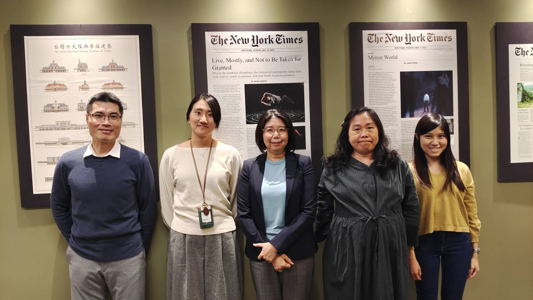 紐約台北文化中心主任張惠君(中)和紐文中心夥伴一起推動北美文化交流。(王韋婷  攝)