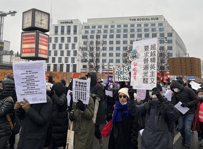 中國留學生在柏林發起「自由中國、白紙革命」示威。(資料照/中央社)