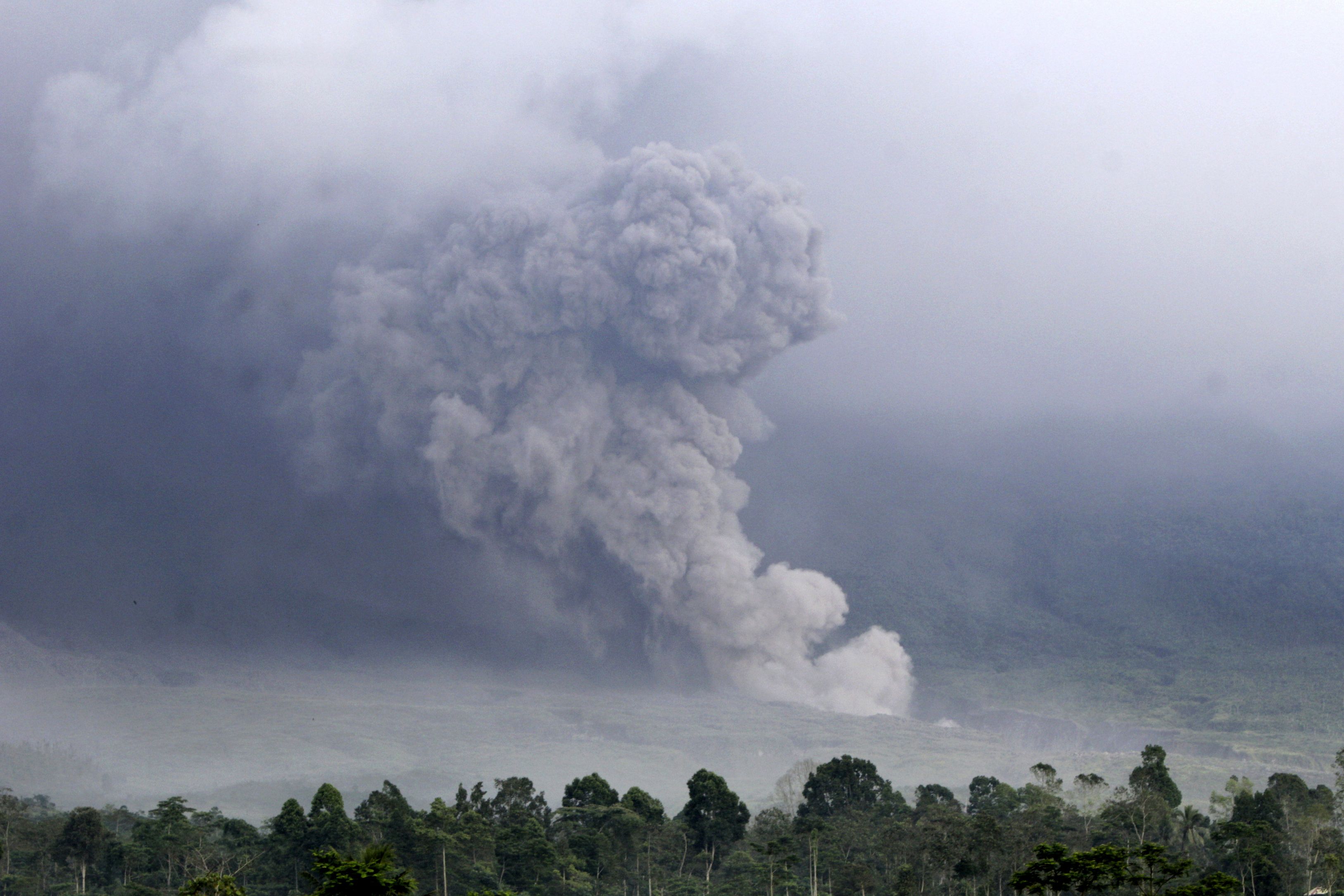 印尼爪哇島塞梅魯火山(Semeru volcano) 4日噴發。(美聯社/達志影像)