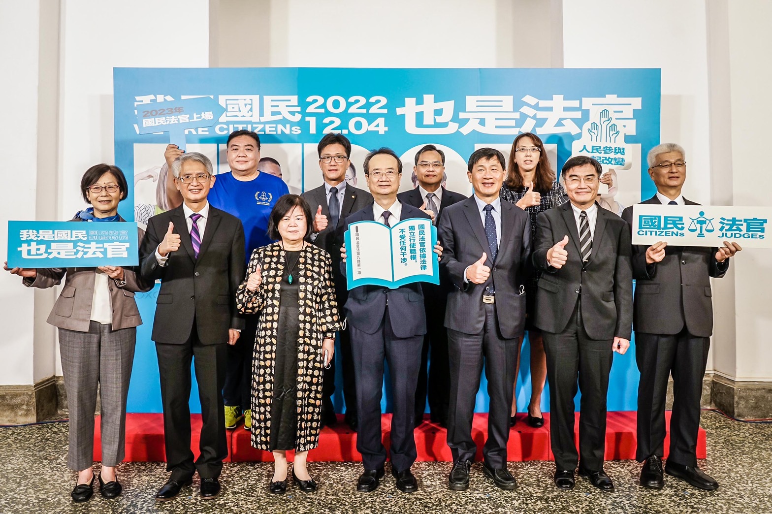 司法院長許宗力(前排中)赴台南參加「國民法官制度特展」開展，宣導即將上路的新制。(司法院提供)
