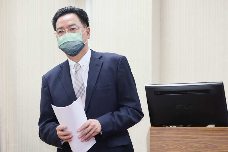 立委關切台積電赴美設廠是否受美國壓力，及簽訂不利台灣半導體的祕密協議。外交部長吳釗燮（圖）5日在立法院備詢時指出，沒有祕密協議、沒有去台化，這是台灣工業實力對外擴展，一點都不擔心失去護國神山。 (圖：中央社)