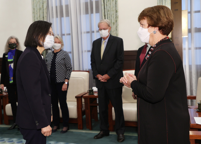 總統蔡英文（前左）5日在總統府接見美國外交政策全國委員會（NCAFP）訪問團，與會長艾略特（Susan Elliott）（前右）問候致意。 (圖：中央社)