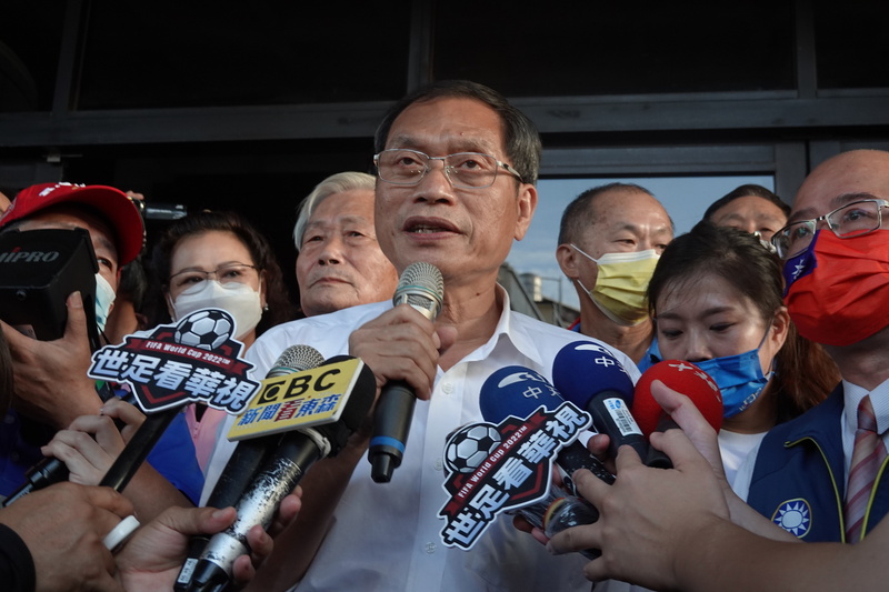 國民黨屏東縣長候選人蘇清泉（前中）質疑選務瑕疵向屏東地院聲請驗票，5日下午進行調查庭。(圖：中央社)