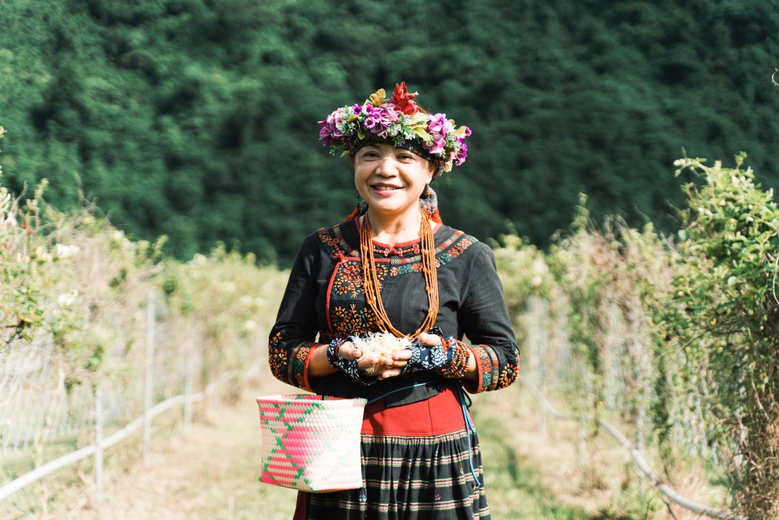 宋麗娟在屏東來義鄉古樓部落經營嘉後休閒農園，園區內種植一片金銀花田是最大特色。(台灣好基金會提供)