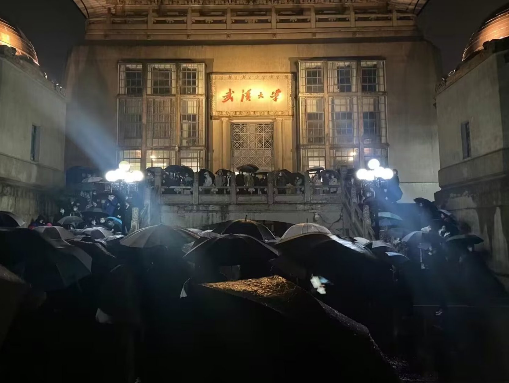 中國武漢大學學生4日晚間校內聚集抗議。 (圖:推特)