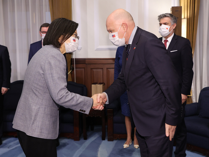 總統蔡英文（前左）6日在總統府接見波蘭眾議院「波台國會小組」訪團並致詞指出，台灣、波蘭及烏克蘭都處於威權主義擴張前線，台灣人民對烏克蘭捍衛民主自由決心感同身受；期待和理念相近夥伴共同協助烏克蘭戰後重建，盼烏克蘭人民早日重建家園。前右為「波台國會小組」主席安佐（WaldemarAndzel）。 (圖：中央社)