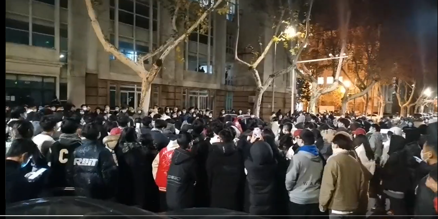 由於封校期間發現陽性，大批南京工業大學學生5日晚上，在校園集會表達不滿，要求自願返鄉。(推特影片截圖 )