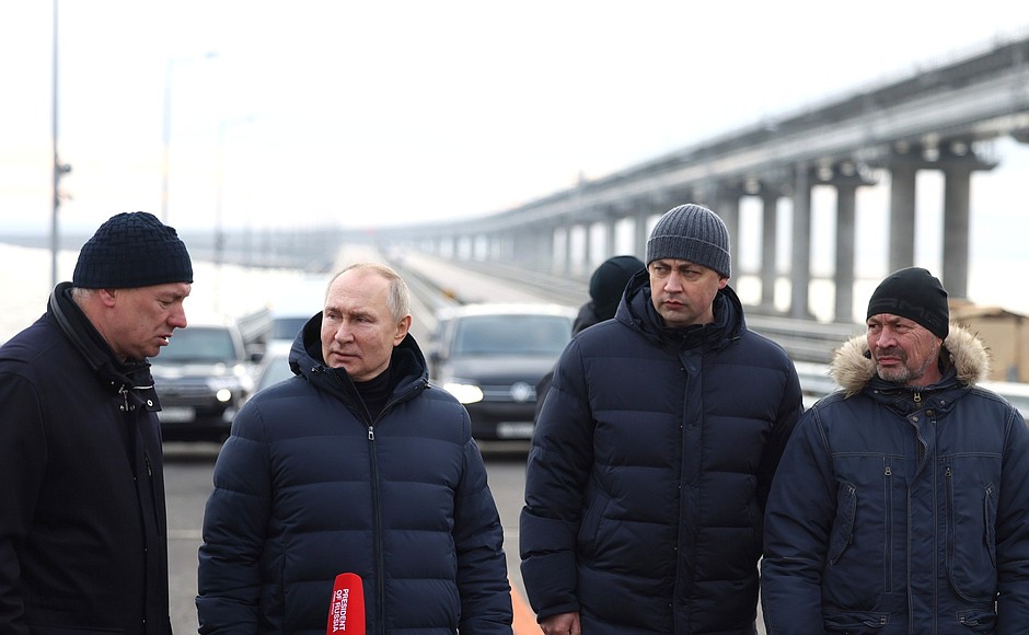 俄國總統蒲亭（Vladimir Putin,左2）5日視察克里米亞大橋。 (圖:克宮)