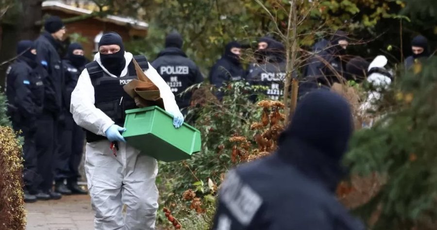 德國警方7日在全國展開突擊搜查，逮捕了25人，這些人據稱是一個極右翼恐怖組織網絡的成員。(圖:推特@maysarabakour)