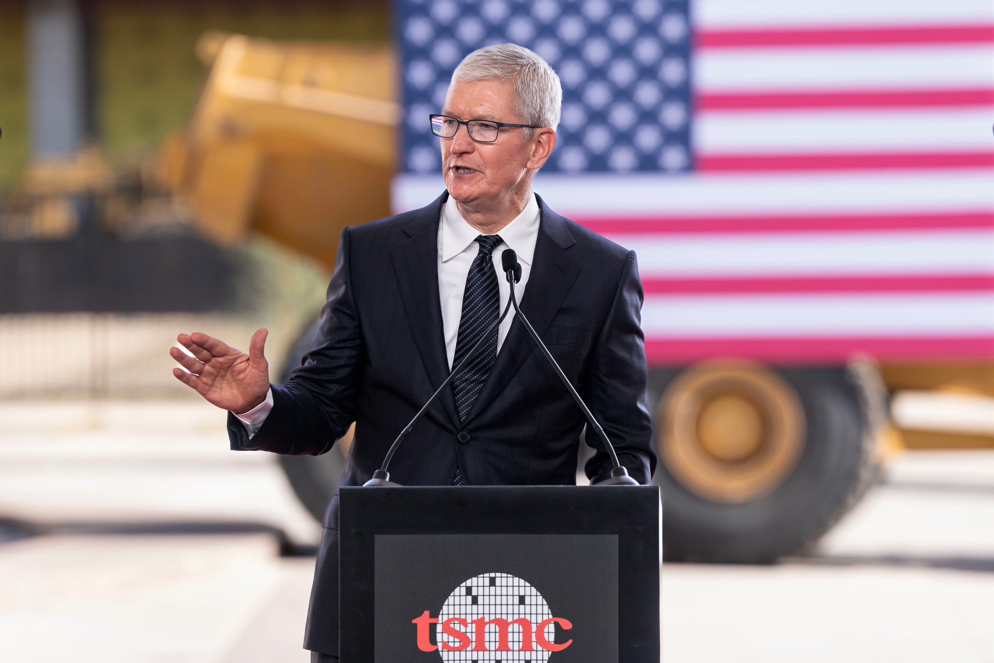 蘋果執行長庫克(Tim Cook) 6日出席台積電亞利桑那州新廠首部機台進場典禮。(推特)