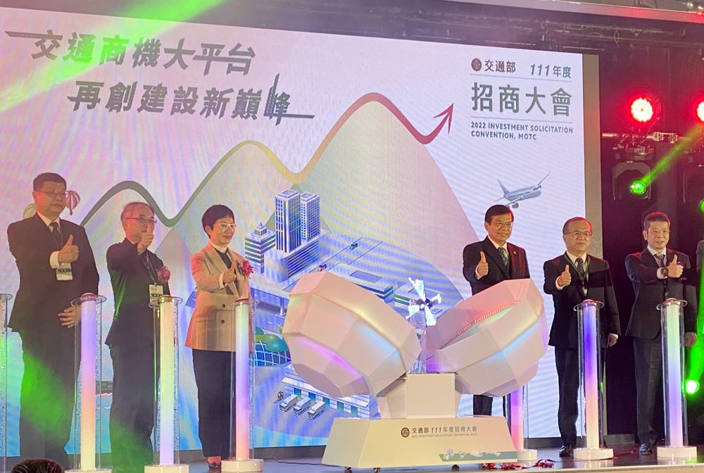交通部長王國材(中右)及交通部政務次長陳彥伯(右2)7日攜手財政部次長莊翠雲(中左)、投資台灣事務所執行長張銘斌(左2)等嘉賓為交通部年度招商大會舉行啟動儀式。(吳琍君攝)