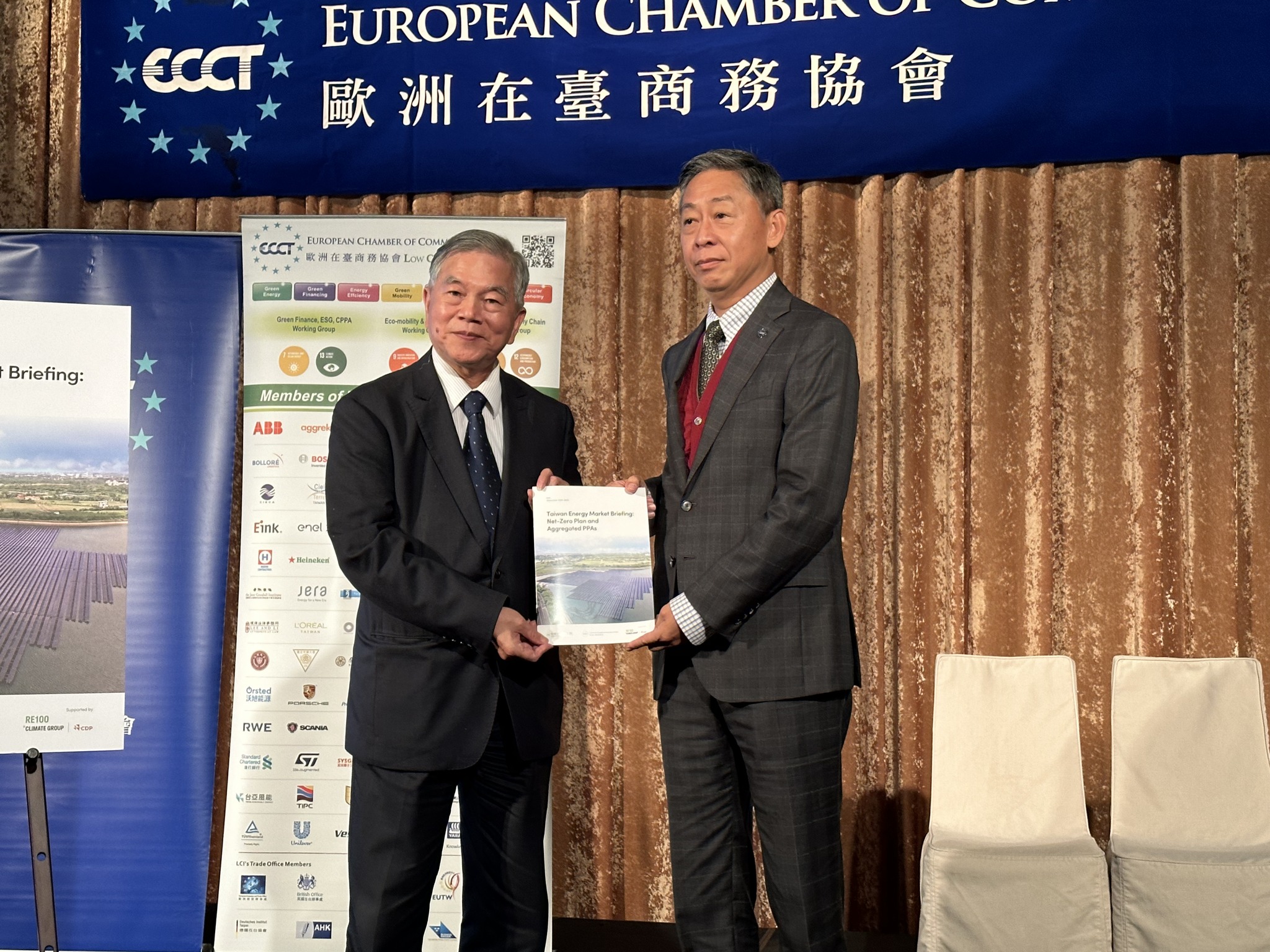 行政院副院長沈榮津(左)接下RE100、歐洲商會2022年台灣再生能源市場報告書。(謝佳興 攝)