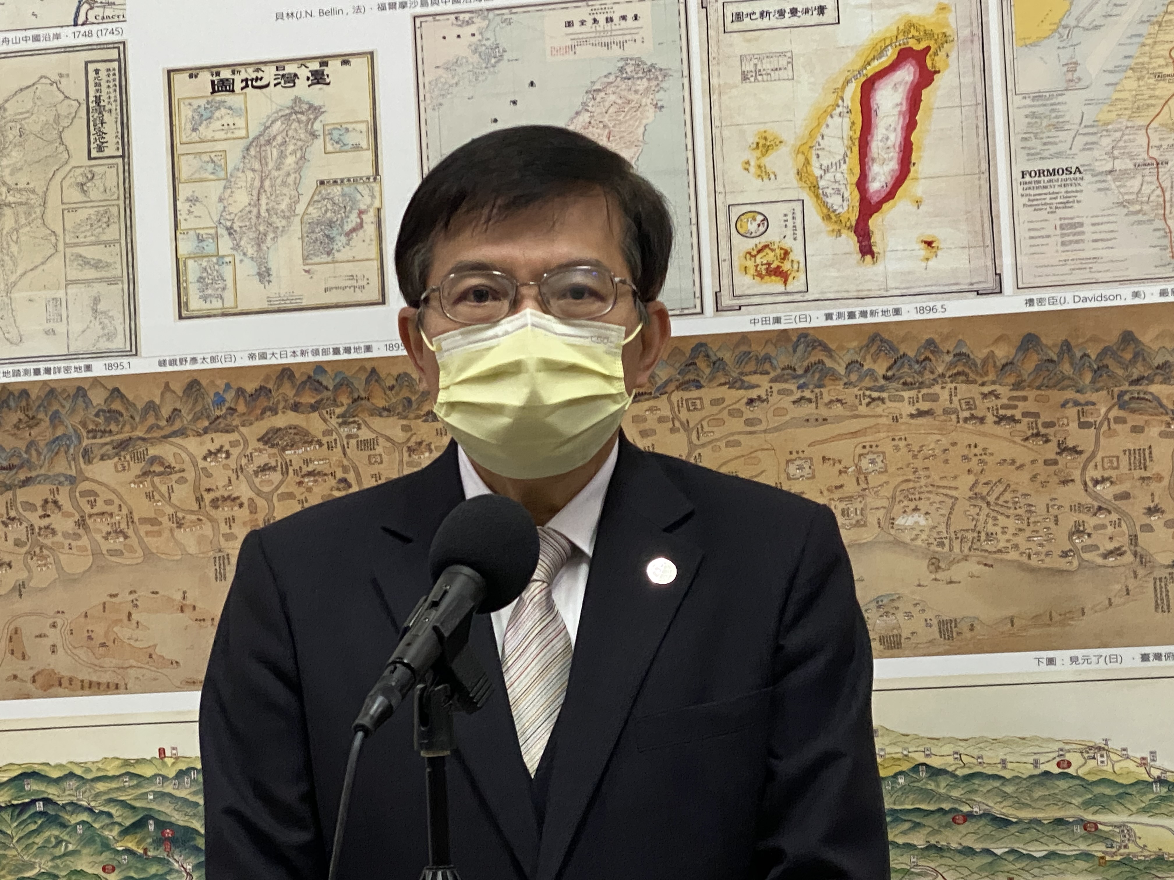 交通部長王國材7日在立法院交通委員會接受媒體聯訪。(吳琍君攝)