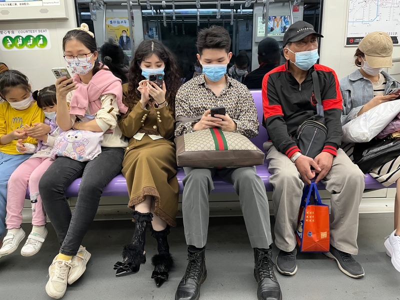 圖為去年12月上海市地鐵車廂內戴口罩乘車的旅客。(資料照片/CNA)
