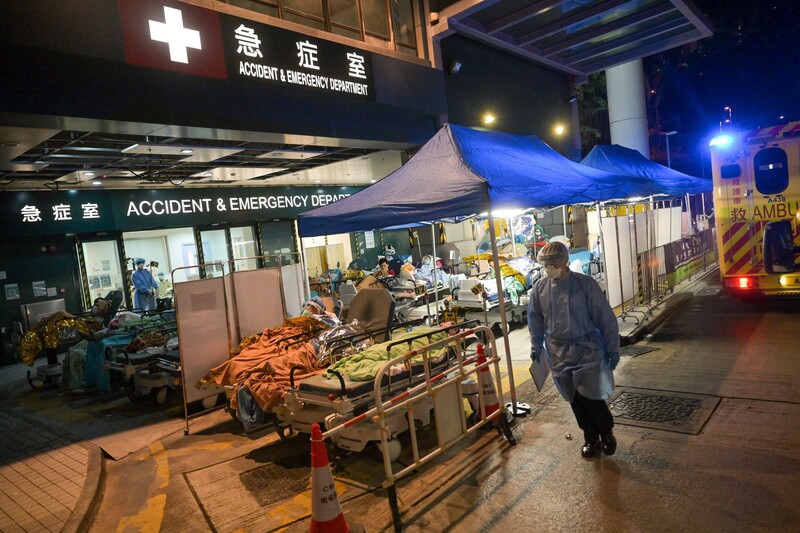 圖為2月17日，由於隔離病床已飽和，香港明愛醫院在急診室外搭起帳篷安置病人。（中新社提供） (圖：中央社)