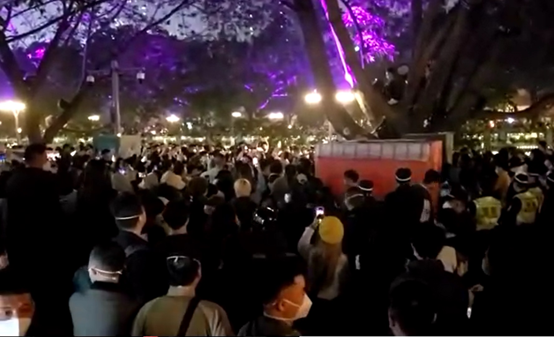 中國四川成都民眾11月27日晚間為烏魯木齊大火死者者舉行哀悼會，活動之後演變成反封控抗議，甚至喊出「不要皇帝要選票」等政治訴求。(圖擷自現場影片)