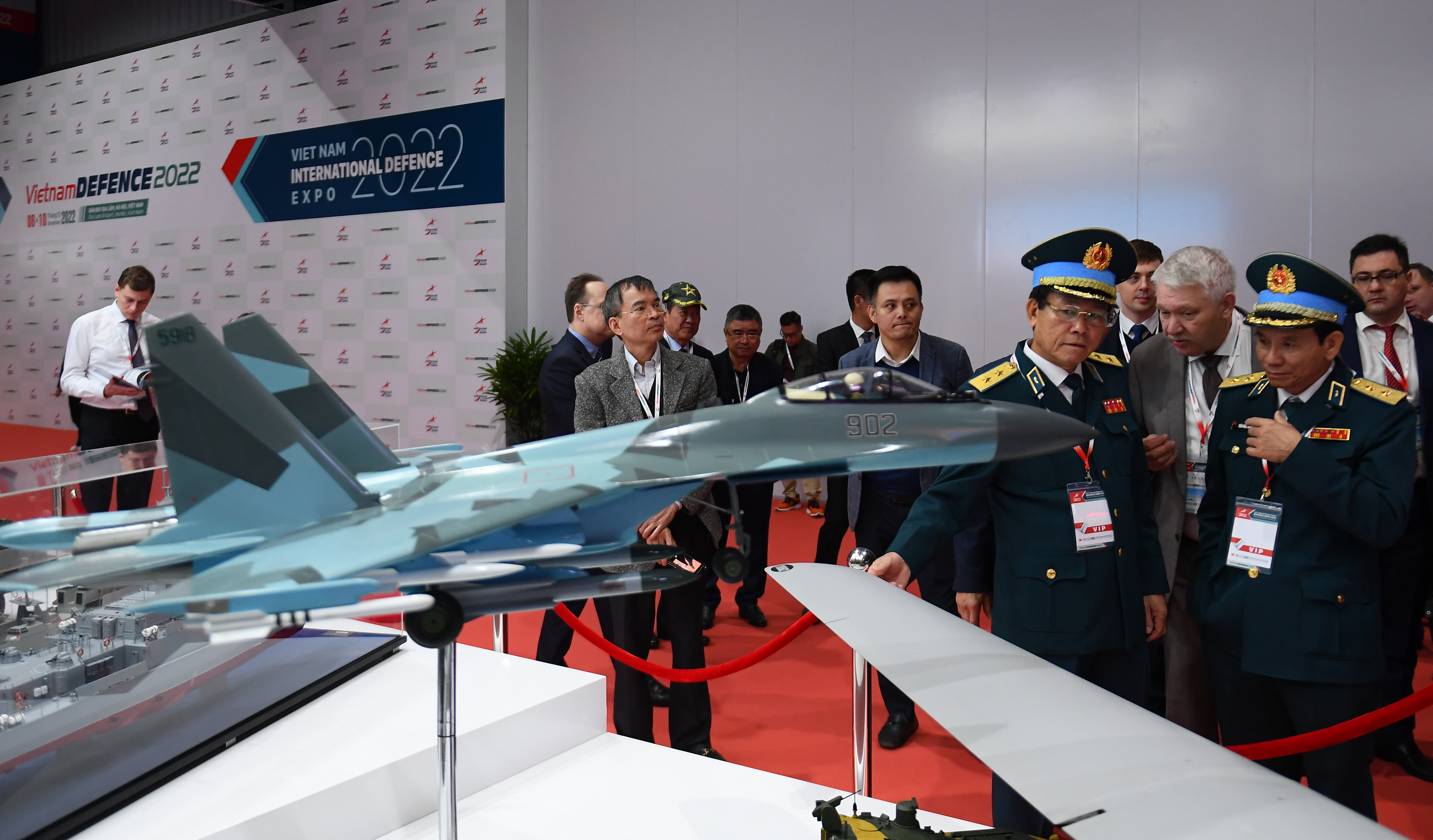 美俄兩國的國防公司8日在越南國防軍備展覽會上，競相展示武器與各型式飛機。(AFP)