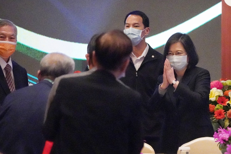 總統蔡英文（右）9日下午在台北圓山大飯店出席「四健會70週年慶祝大會」，雙手合十向與會來賓致意。 (圖：中央社)